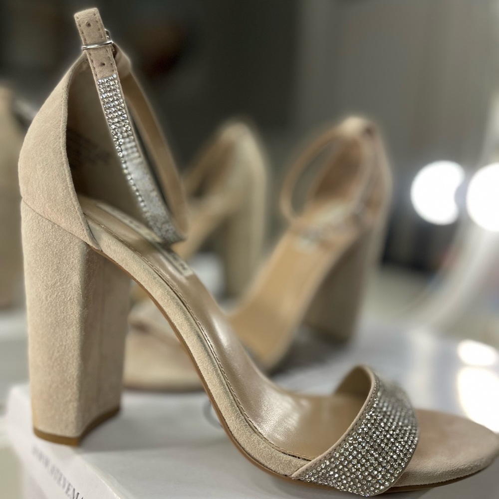 Nude Steve Madden 4 inch heel height
Suede upper material with rhinestones